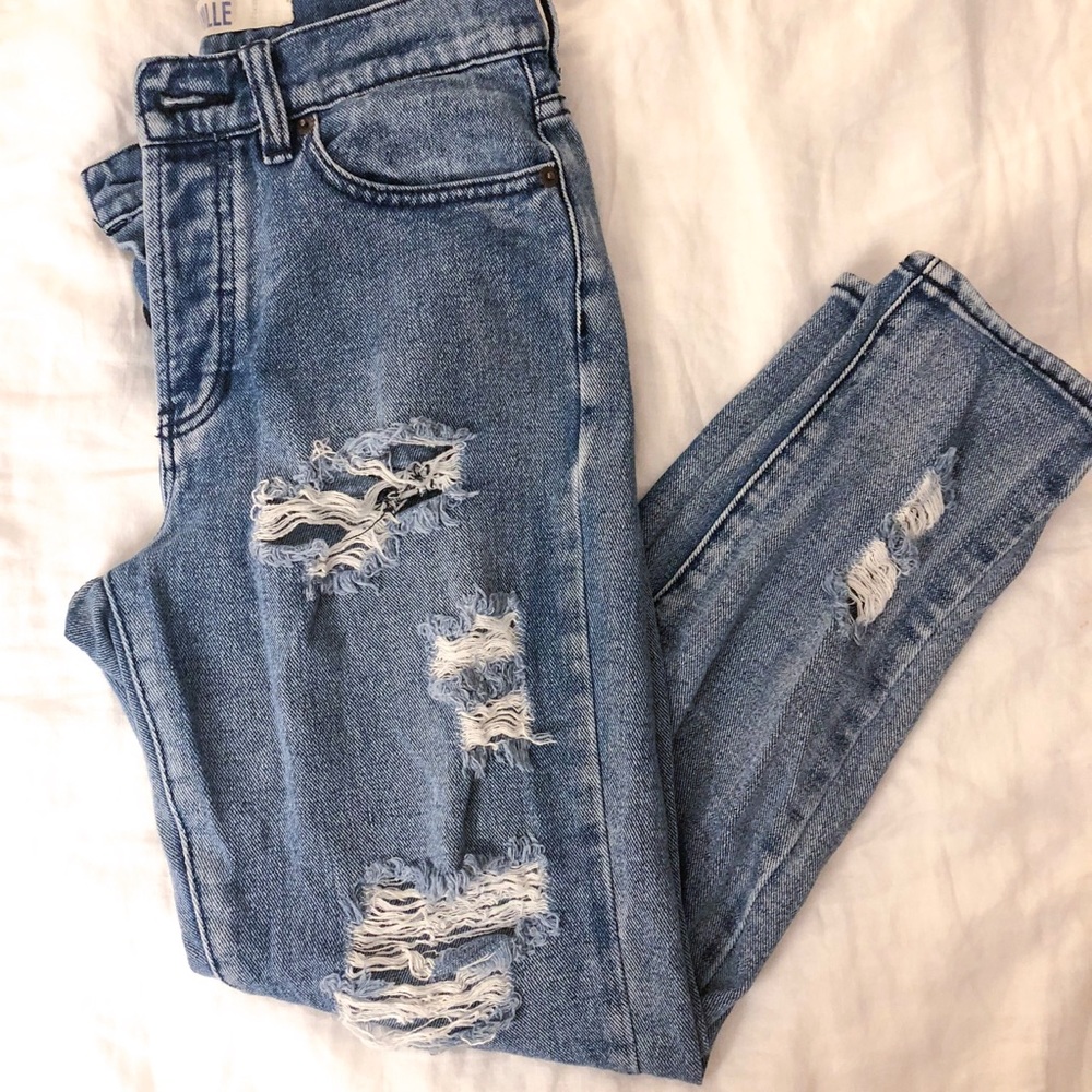 ✨Brandy Melville - Distressed Boyfriend Jeans